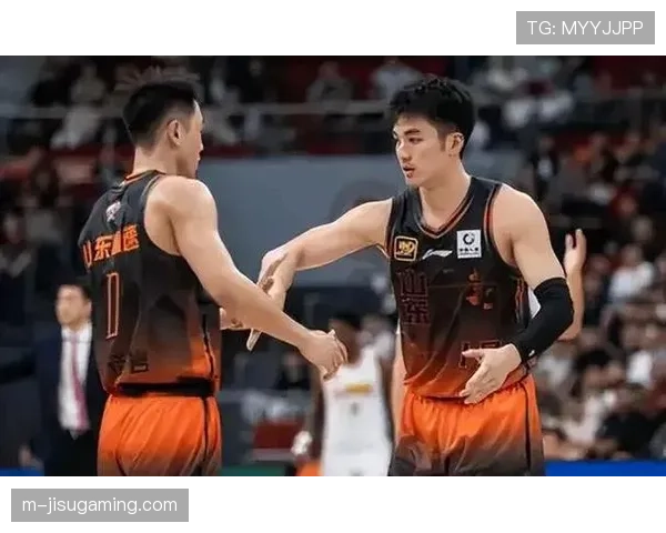 特写：于德豪拼至六犯离场，全场球迷起立鼓掌